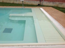 ingresso piscina con sclinata ed area relax con idromassaggio